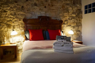 Una noche con desayuno y visita enológica para 2 en Casa Miret en Vallverd (Tarragona)