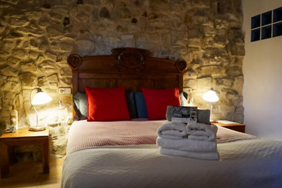 Una noche con desayuno y visita enológica para 2 en Casa Miret en Vallverd (Tarragona)