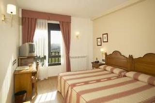 Una noche con desayuno y degustación para 2 en Hotel Cristina**** en Noreña (Asturias)