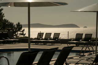 Una noche con desayuno para 2 adultos y 1 niño en Hotel Pirámide** en Portonovo (Pontevedra)