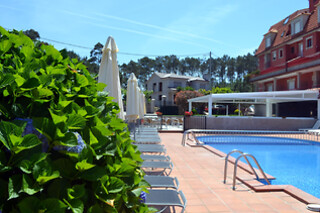 Una noche con desayuno para 2 adultos y 1 niño en Hotel Pirámide** en Portonovo (Pontevedra)