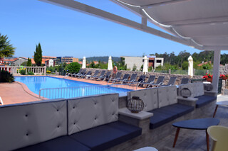 Una noche con desayuno para 2 adultos y 1 niño en Hotel Pirámide** en Portonovo (Pontevedra)