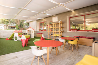 Una noche con desayuno para 2 adultos y 1 niño en Hotel Pirámide** en Portonovo (Pontevedra)