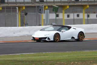 3 Vueltas conduciendo un Lamborghini Huracán EVO (640 cv) para 1 en Circuito de Brunete en Brunete (Madrid)