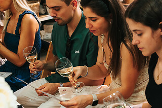 Una cata ambiental con poesía para 2 en Wines & Rituals en Madrid