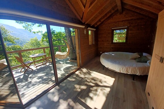 Una noche con desayuno en una cabaña en el árbol para 2 adultos y 2 niños en Iratiko Kabiak en Orbaizeta (Navarra)