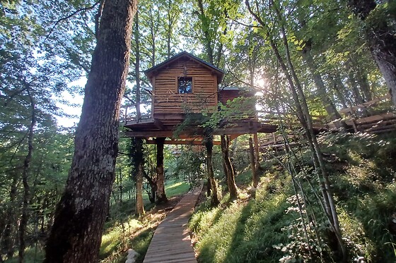 Una noche con desayuno en una cabaña en el árbol para 2 adultos y 2 niños en Iratiko Kabiak en Orbaizeta (Navarra)