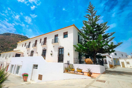Una noche en habitación deluxe para 2 en Hotel Museo Lucainena** en Lucainena de las Torres (Almería)