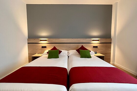 Una noche con desayuno para 2 en Hotel Alda Malvasía** en Haro (La Rioja)