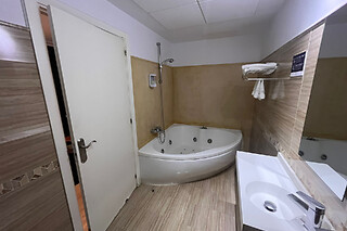 Una noche en habitación superior con bañera hidromasaje y desayuno para 2 en Alda Carballo*** en Carballo (A Coruña)