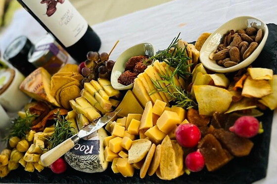 Un menú gastronómico con cata de 5 vinos y picoteo para 2 en Casa Nicola en Toro (Zamora)