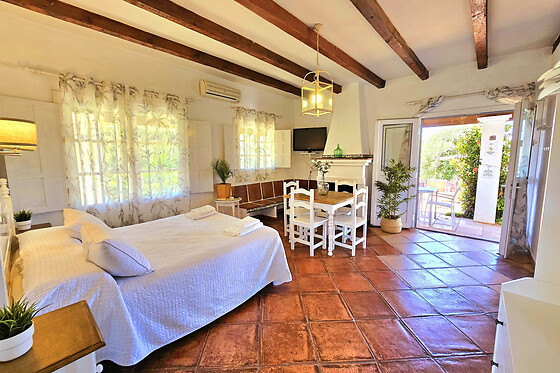 Una noche con desayuno para 2 en Cortijo Las Piñas en Tarifa (Cádiz)