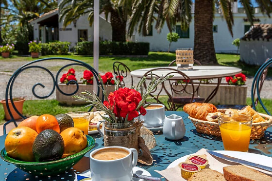 Una noche con desayuno para 2 en Cortijo Las Piñas en Tarifa (Cádiz)