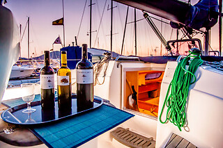 Una experiencia de navegación para grupo en Sailing and wine en Getxo (Vizcaya)