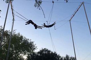 Una clase suelta para 3 adultos y 1 niño en Fly Art Madrid en Madrid