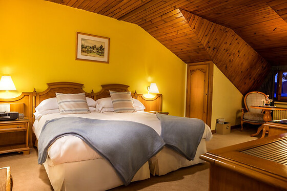 Dos noches en habitación doble con vistas a la montaña y desayunos para 2 en Hotel El Castell**** en La Seu d`Urgell (Lleida)