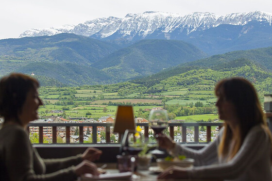 Dos noches en habitación doble con vistas a la montaña y desayunos para 2 en Hotel El Castell**** en La Seu d`Urgell (Lleida)
