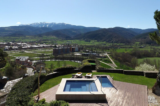 Dos noches en habitación doble con vistas a la montaña y desayunos para 2 en Hotel El Castell**** en La Seu d`Urgell (Lleida)