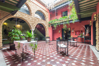 Una noche en suite junior con experiencia bienestar y desayuno para 2 en La Casona de Calderón**** en Osuna (Sevilla)