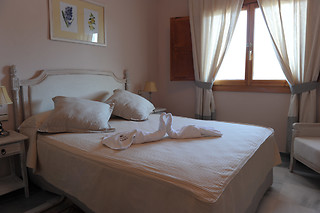 Una noche en habitación doble deluxe para 2 en Villa Turística de Laujar de Andarax*** en Almería