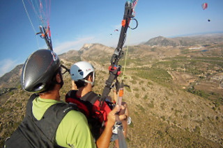 Un vuelo en parapente biplaza para 2 en Parapente Santa Pola en Santa Pola (Alicante)