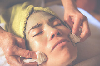 Un masaje kobydo facial para 1 en Mailuna Bienestar en Barcelona