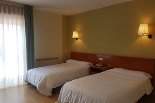Una noche en habitación triple con desayuno para 2 adultos y 2 niños en Hotel Arcea Villaviciosa*** en Villaviciosa (Asturias)